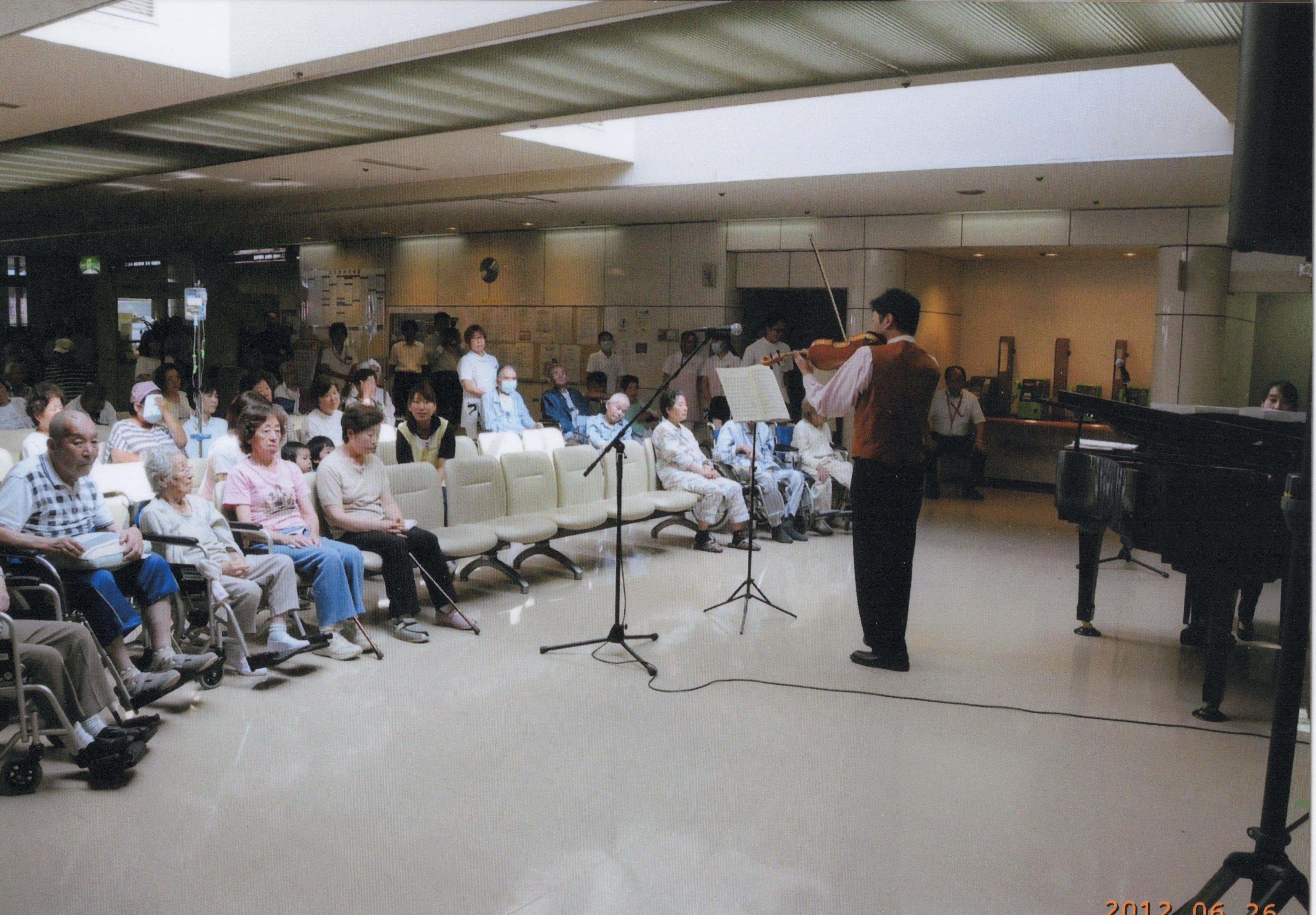 病院ロビーでのサロンコンサートの様子