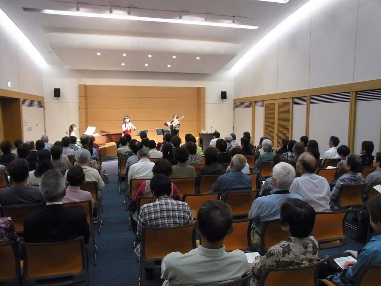 病院　講話後のサロンコンサートの様子