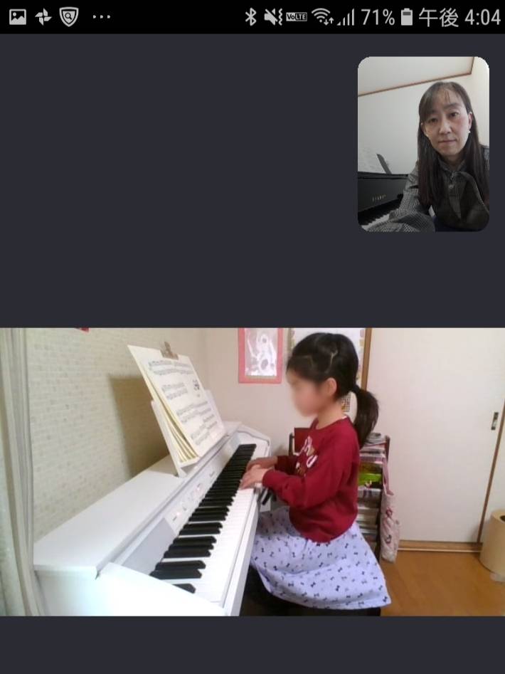 オンラインレッスンを受ける女児の写真