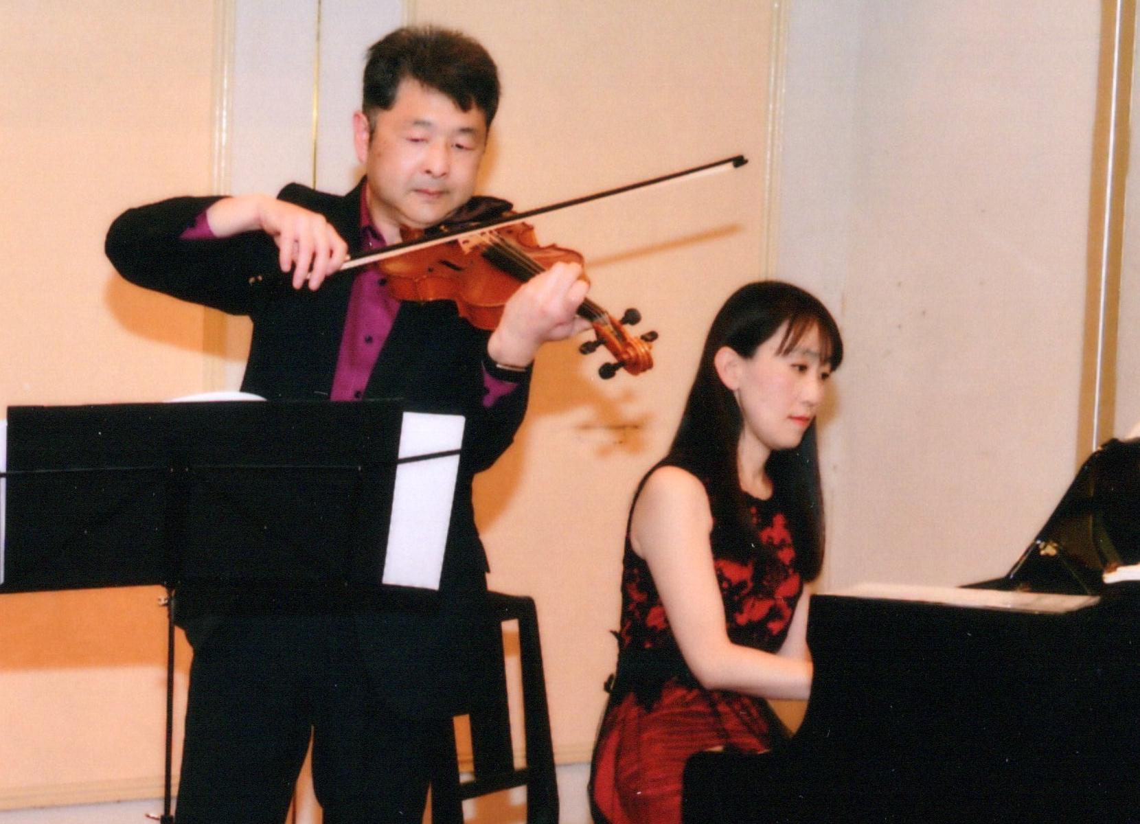 ヴァイオリン演奏の様子の写真